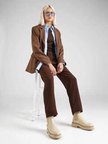 SOAKED IN LUXURY Zwężany krój Spodnie 'Shirley' w kolorze brązowy