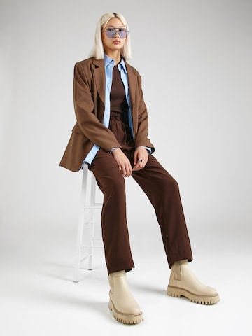 SOAKED IN LUXURY Tapered Trousers 'Shirley' in Brown