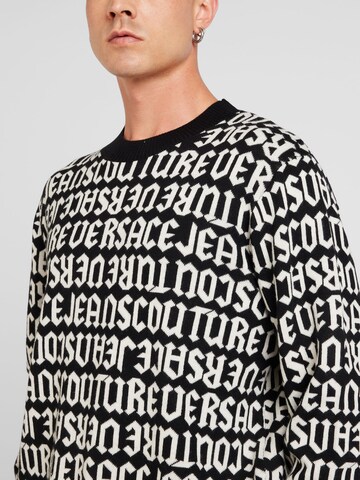 Pulover de la Versace Jeans Couture pe negru