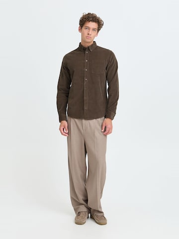 Coupe regular Chemise ' CFAton ' Casual Friday en marron : devant