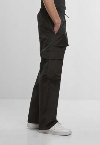 Urban Classics Loose fit Cargo Pants in Black