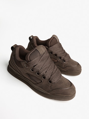 Bershka Låg sneaker i brun