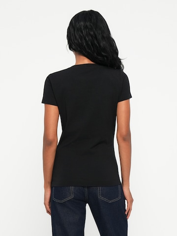 Tricou de la GUESS pe negru