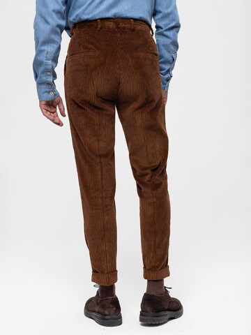 regular Pantaloni con pieghe di Antioch in marrone