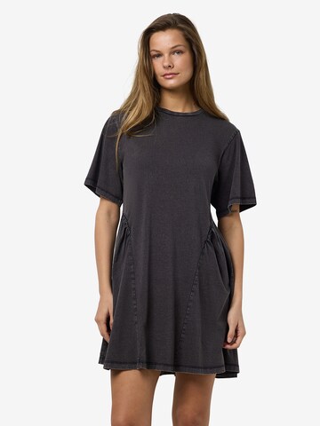 Noisy may Dress in Black: front