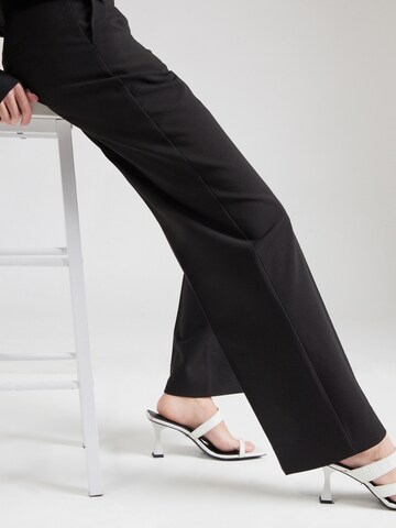 Loosefit Pantaloni con piega frontale 'Herbie' di SECOND FEMALE in nero
