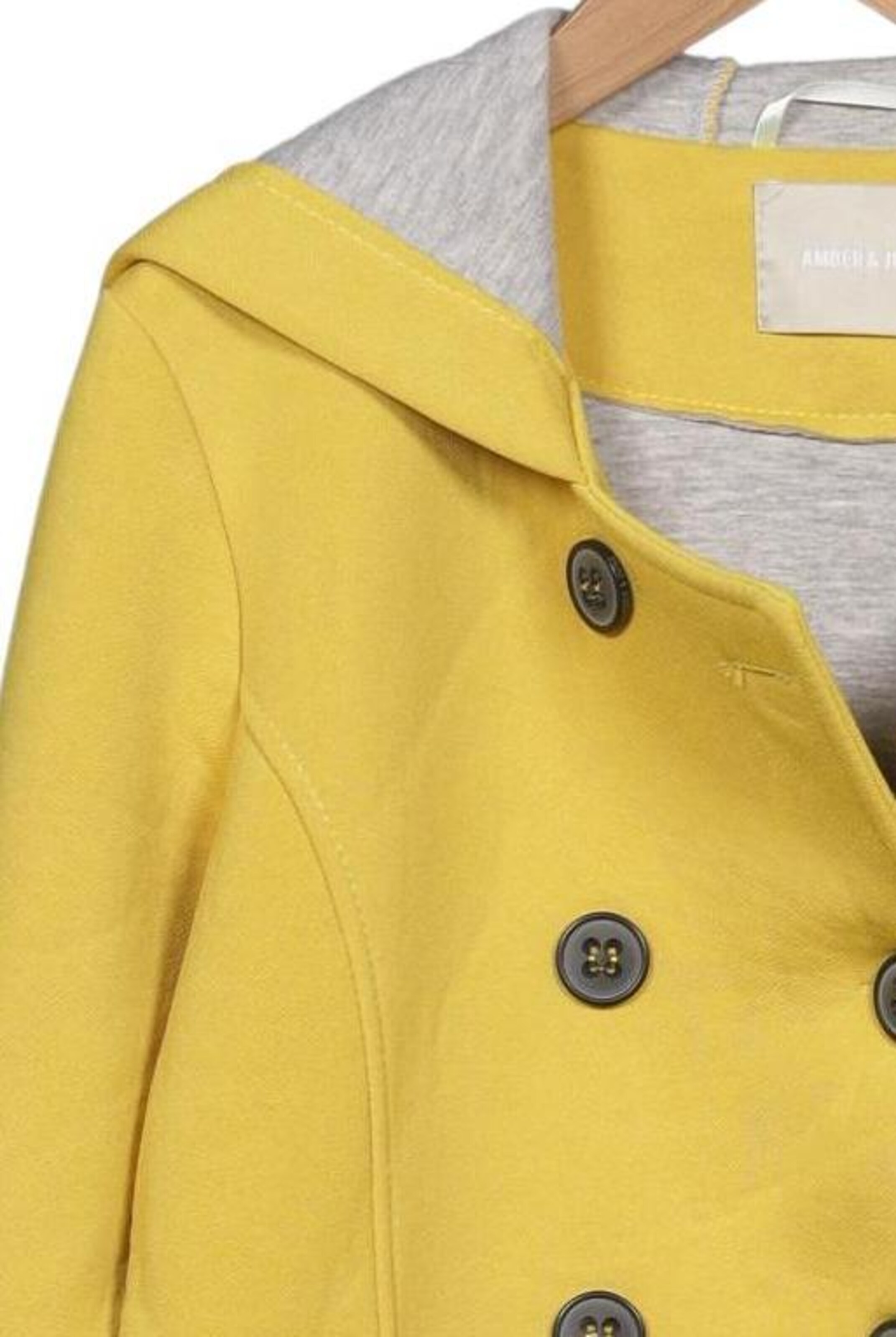 Amber & June Jacket & Coat in XS in Yellow