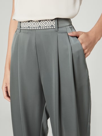 Guido Maria Kretschmer Women Regular Pleated Pants 'Giulia' in Grey