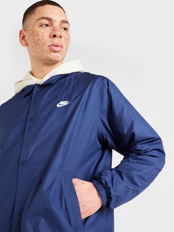 Nike SportswearPrijelazna jakna 'Club Coaches' - plava boja