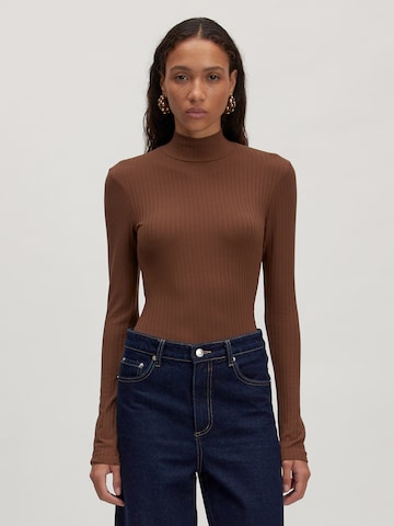 T-shirt 'Manon Longsleeve' EDITED en marron : devant