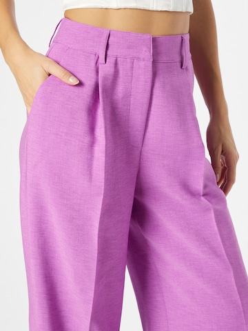 Wide leg Pantaloni con piega frontale 'Tracy' di Nasty Gal in lilla