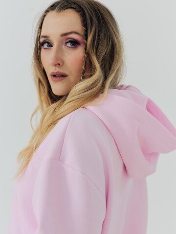 ABOUT YOU x Sharlota Sweatshirt 'Sharlota' in Roze