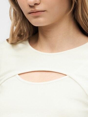 Tricou de la GAP pe alb