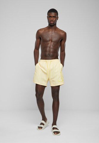 Shorts de bain Karl Kani en jaune