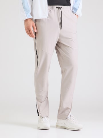 Nike Sportswear Tapered Hose in Grau: Vorderseite