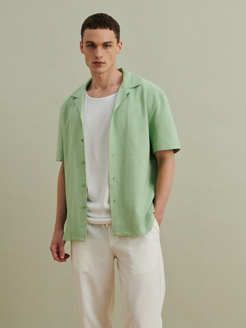 DAN FOX APPAREL Comfort fit Overhemd 'Johann Terry' in Groen: voorkant