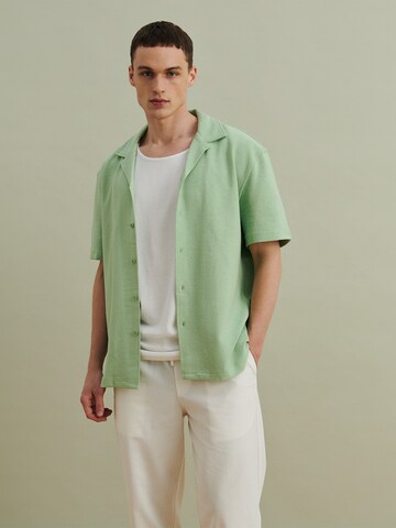 DAN FOX APPAREL - Comfort Fit Camisa 'Johann Terry' em verde: frente