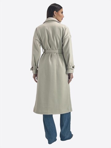 Elara Tussenmantel in Beige