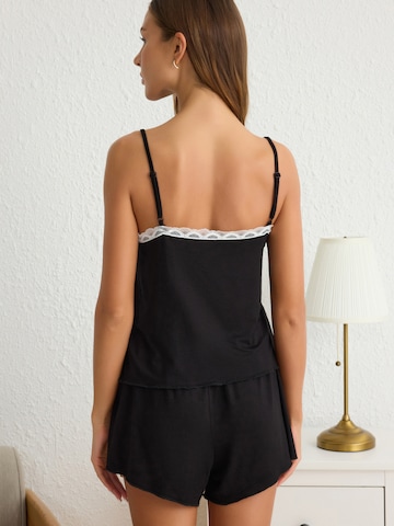 Trendyol Shorty in Schwarz