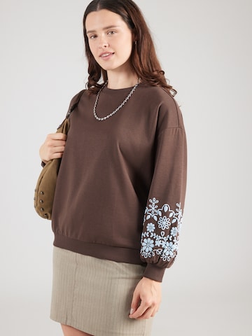 ONLY Carmakoma - Sudadera 'CARBrooke' en marrón: frente