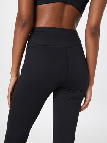 Coupe slim Pantalon de sport 'NORA' Röhnisch en noir