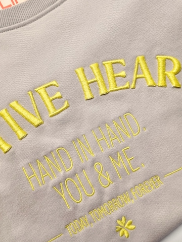 LIKS. Munich Sweatshirt 'Sweatpullover mit Stickerei Positiv Hearts - SelinaC' in Beige