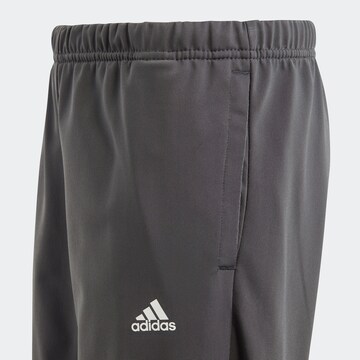 ADIDAS SPORTSWEAR Trainingsanzug 'Essentials' in Grau