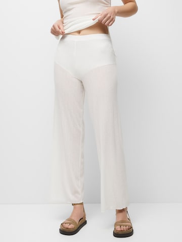 Pull&Bear Rozkloszowany krój Spodnie w kolorze biały