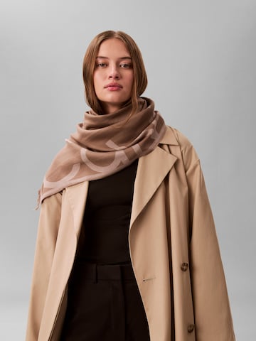 Calvin Klein Oversized kaulaliina värissä ruskea