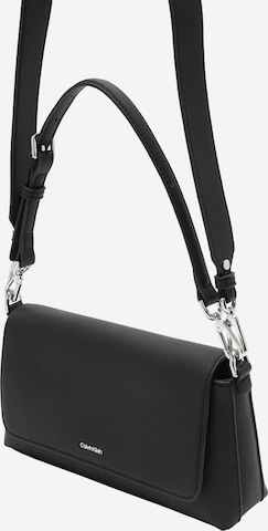 Calvin Klein Regular Schultertasche 'MUST' in Schwarz