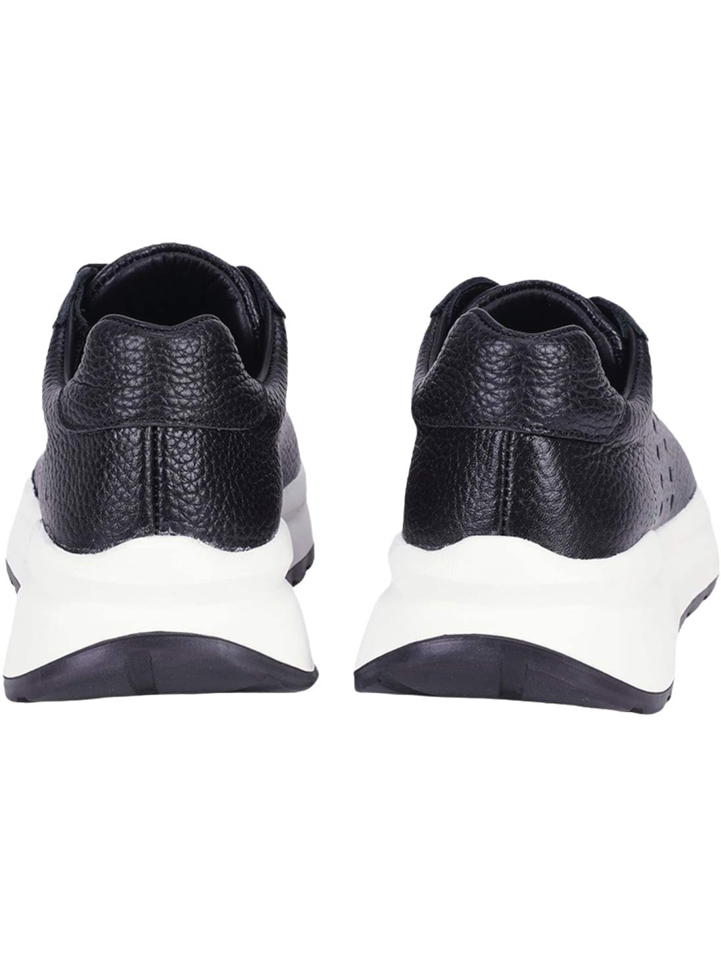 Desa Sneakers in Black