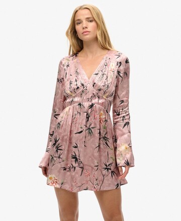 Rochie de la Superdry pe roz: față