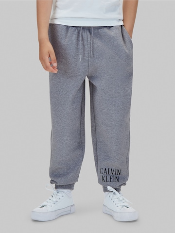 Calvin Klein Jeans Baggy Sporthose in Grau: Vorderseite