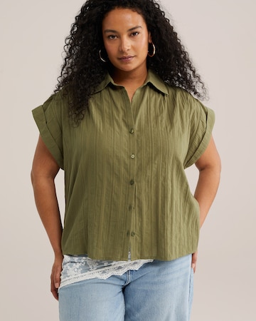 WE Fashion Blouse in Green: front