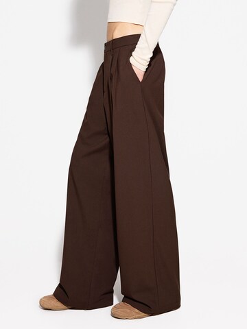 Bershka Wide leg Pleat-front trousers in Brown: front