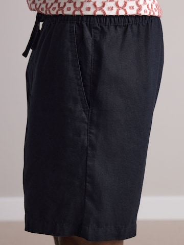 Next Regular Shorts in Schwarz
