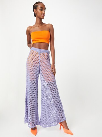 Wide leg Pantaloni 'LIVEWIRE' di The Ragged Priest in lilla