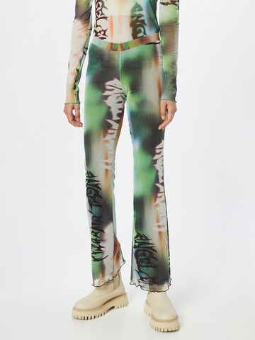 WEEKDAY Bootcut Broek 'Cecile' in Groen: voorkant