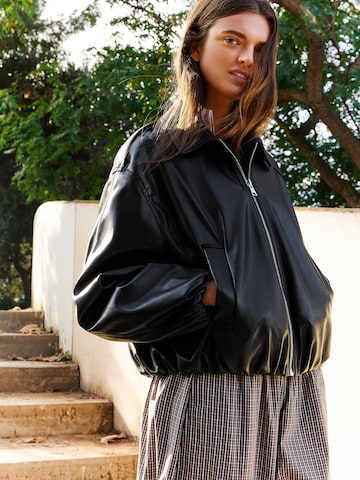 Bershka Välikausitakki värissä musta: etupuoli