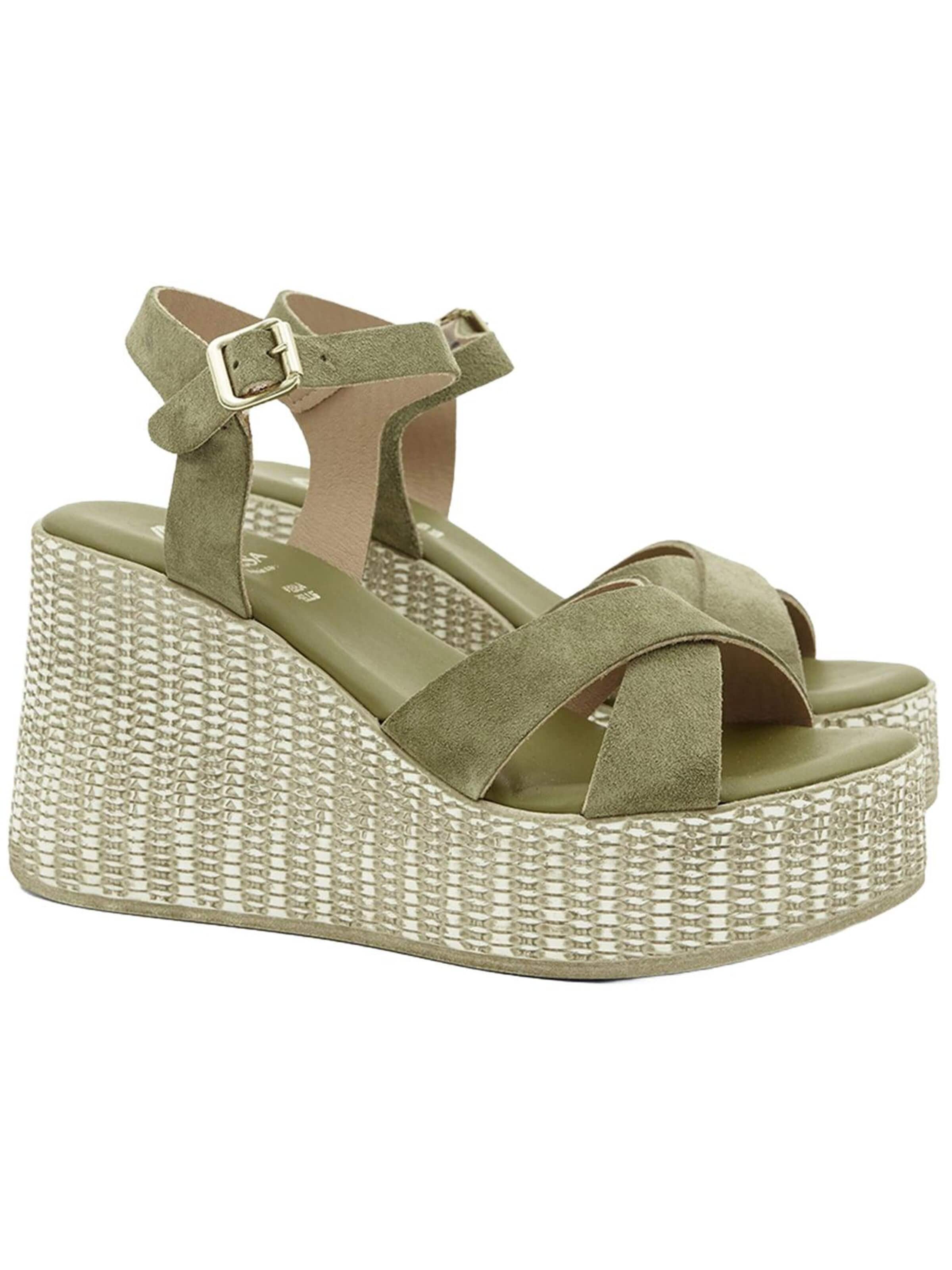 Desa - Sandalias de dedo 'DESA Damen-Wildledersandalen mit Keilabsatz und Metallschnalle' en verde: frente