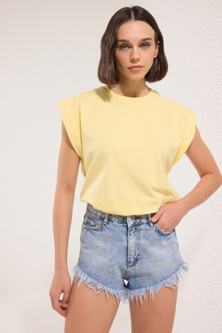 T-shirt Trendyol en jaune : devant