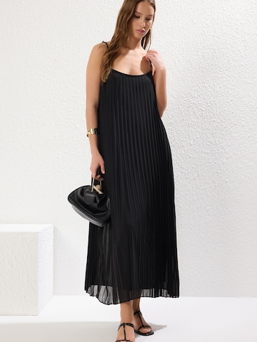 Rochie de la Trendyol pe negru: față
