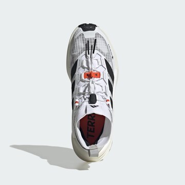 ADIDAS TERREX - Zapatos bajos 'Freehiker 3 Ultra' en blanco