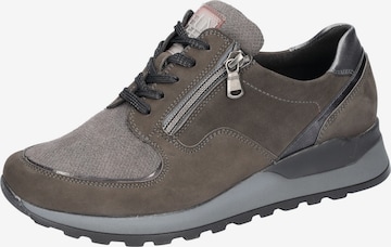 Baskets basses WALDLÄUFER en gris : devant