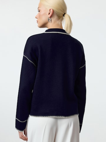 Trendyol Strickjacke in Blau