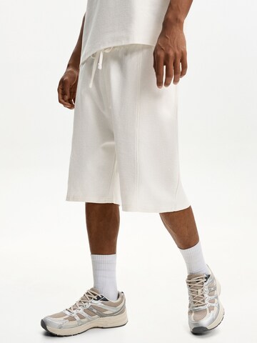 Bershka Loosefit Shorts in Weiß: Vorderseite