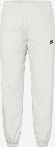 Nike Sportswear Tapered Broek in Grijs: voorkant