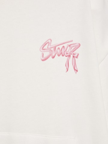 Bluză de molton de la Pull&Bear pe alb