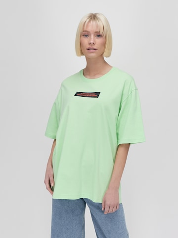 UNFOLLOWED x ABOUT YOU Тениска 'HIGH' в зелено: отпред