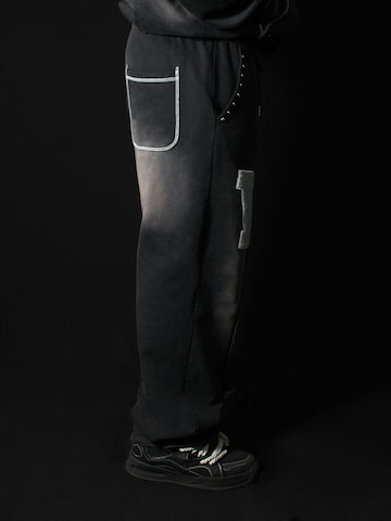 Vemue Baggy Sports trousers 'Black On Black' in Grey